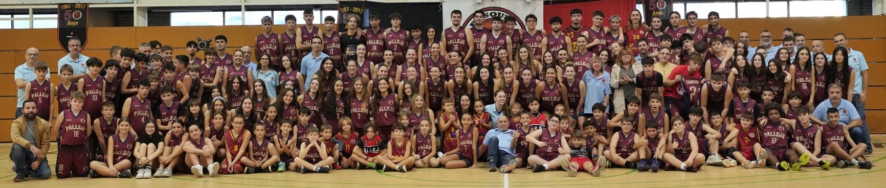 Foto de tots els equips, tècnics i família del CEB Pallejà al pavelló